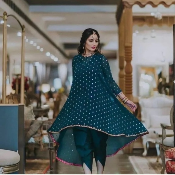 Dresses - Picture 1 of 6